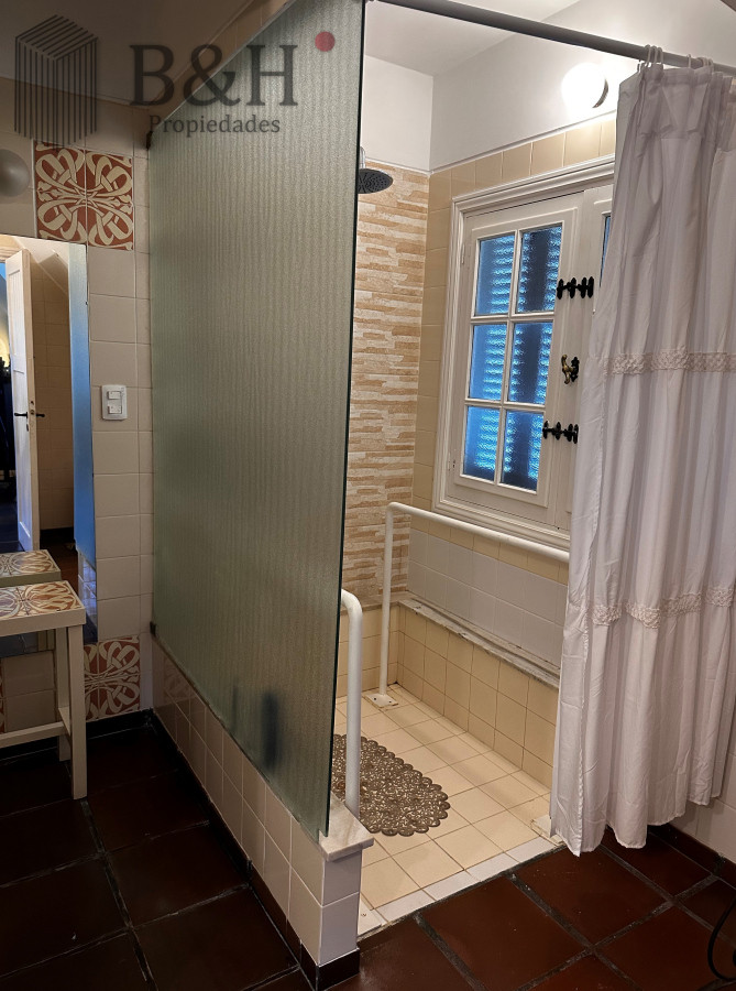 Casa ID.5457 - EN VENTA UNA CASA CON TRADICION DE 5 DORMITORIOS