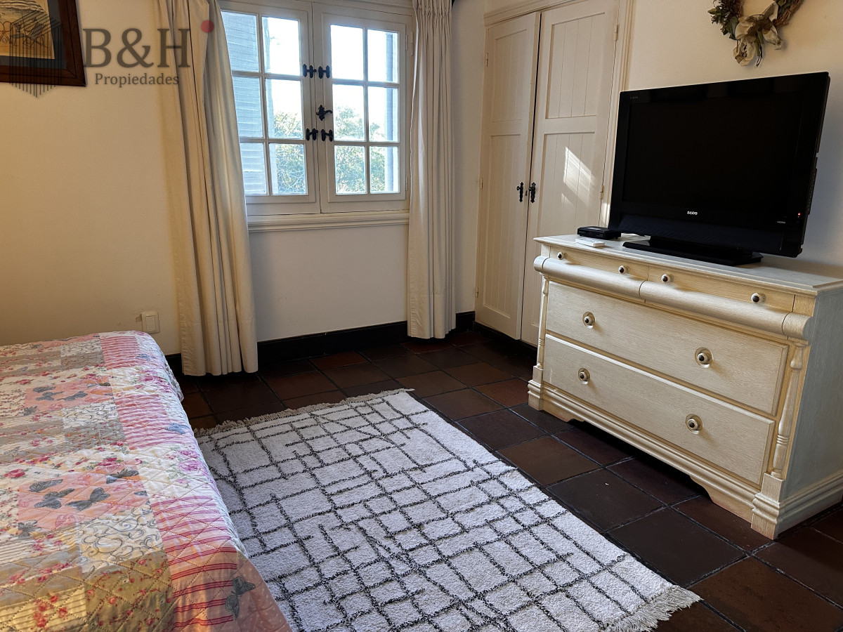 Casa ID.5457 - EN VENTA UNA CASA CON TRADICION DE 5 DORMITORIOS