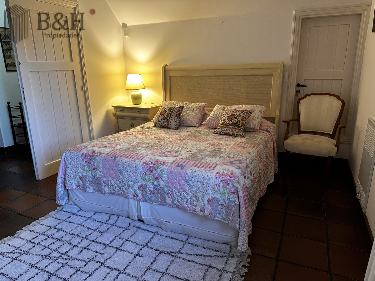 Casa ID.5457 - EN VENTA UNA CASA CON TRADICION DE 5 DORMITORIOS