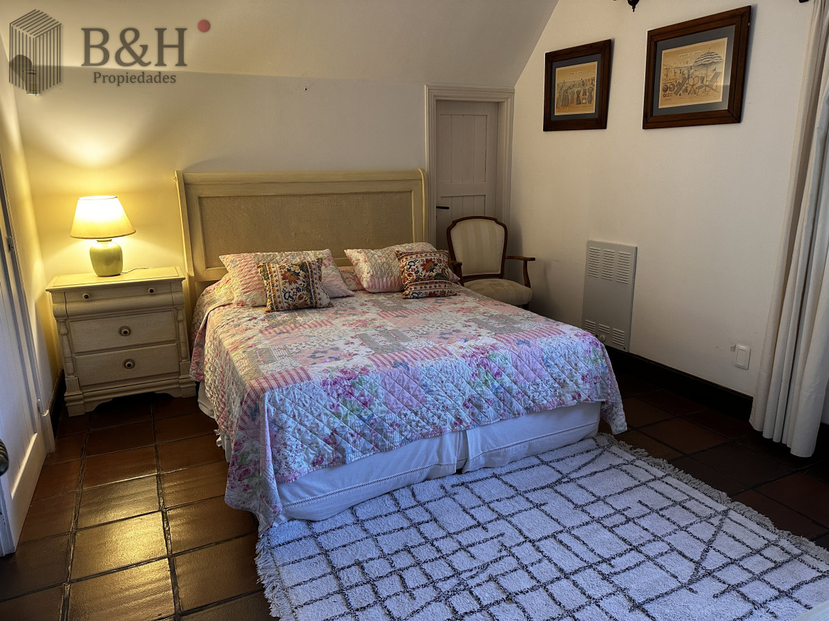 Casa ID.5457 - EN VENTA UNA CASA CON TRADICION DE 5 DORMITORIOS