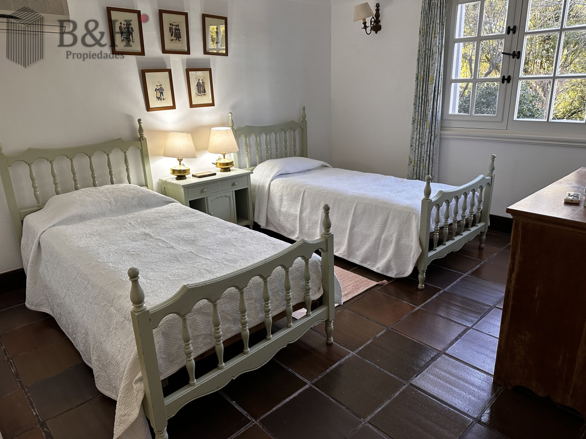 Casa ID.5457 - EN VENTA UNA CASA CON TRADICION DE 5 DORMITORIOS
