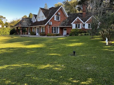 EN VENTA UNA CASA CON TRADICION DE 5 DORMITORIOS