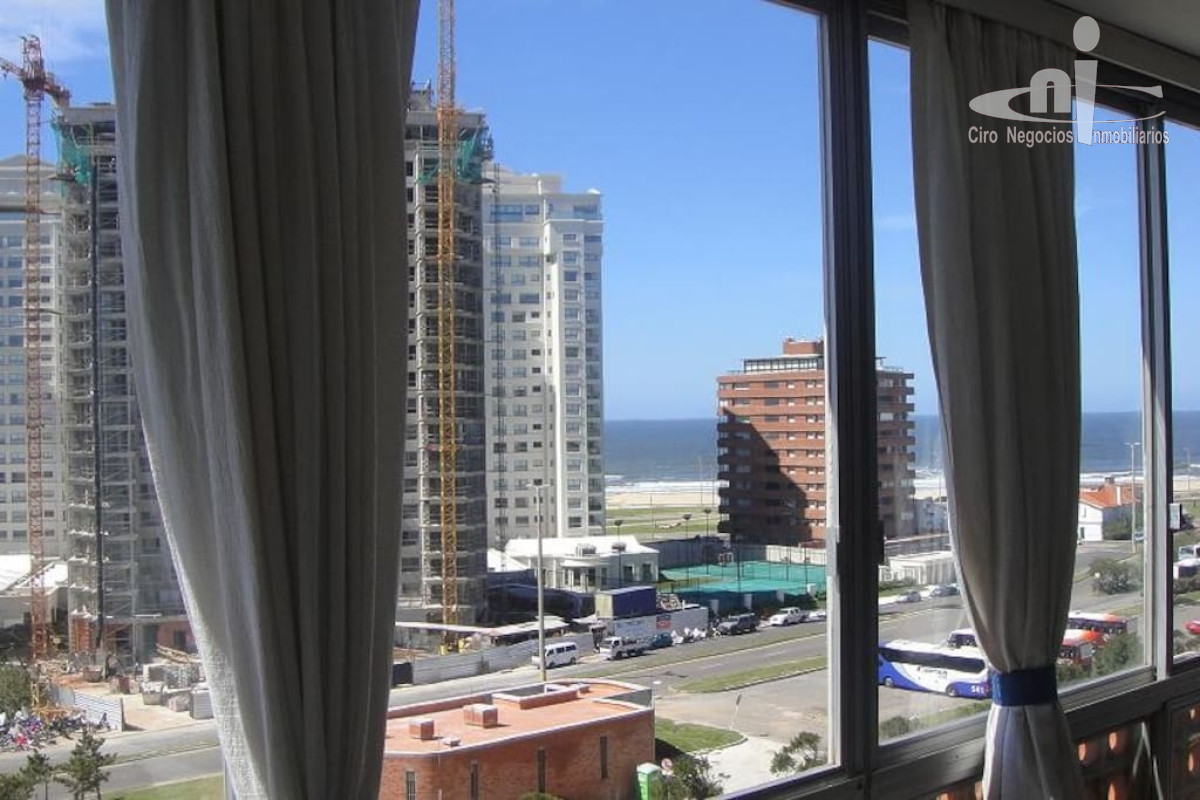 Clasico edificio frente a la playa mansa - CMP234119A