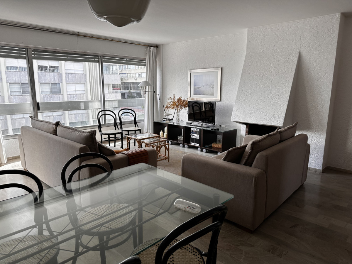 VENTA DE MUY COMODO APARTAMENTO DE 3 DORMITORIOS EN PENINSULA A UNA CUADRA DEL MAR