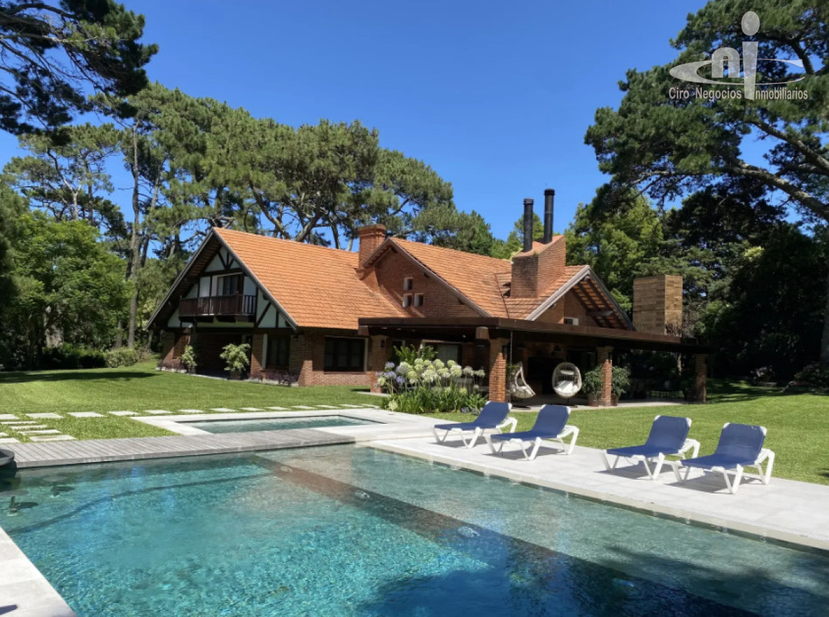 Espectacular casa diseñada por Arturo Dubourg en el Barrio Parque Golf - CMP234544C