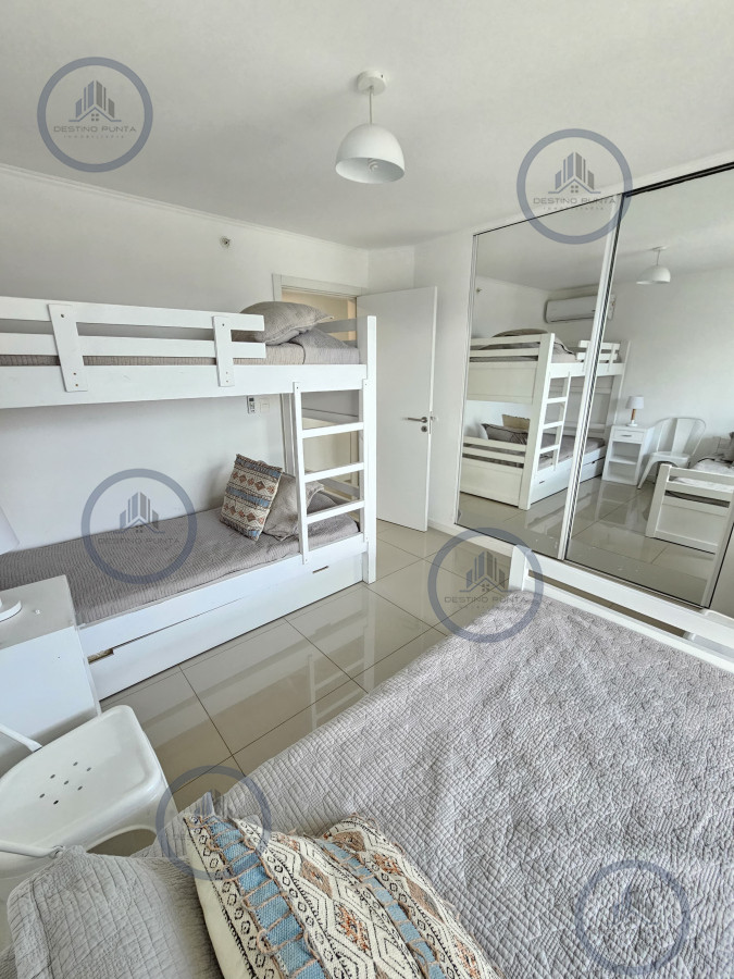 Apartamento ID.3064 - Apartamento de 2 Dormitorios en Playa Brava con Vista al Mar