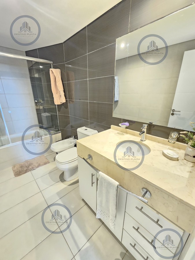 Apartamento ID.3064 - Apartamento de 2 Dormitorios en Playa Brava con Vista al Mar