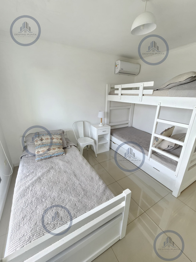 Apartamento ID.3064 - Apartamento de 2 Dormitorios en Playa Brava con Vista al Mar