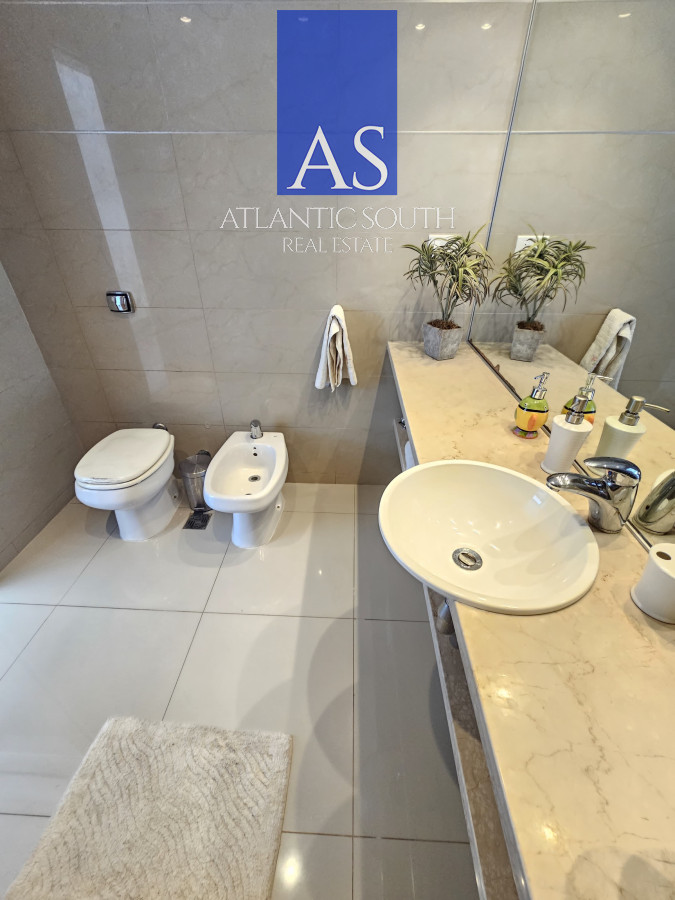 Apartamento ID.4212 - Oportunidad apartamento 2 dormitorios torre de categoría terraza garage Playa BRava Punta del Este