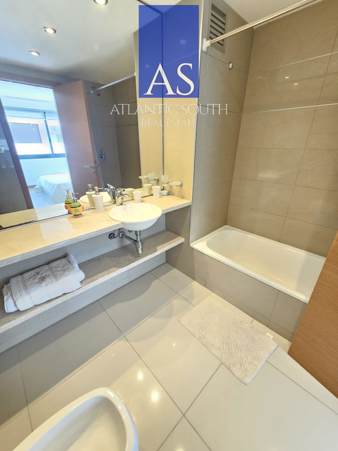 Apartamento ID.4212 - Oportunidad apartamento 2 dormitorios torre de categoría terraza garage Playa BRava Punta del Este