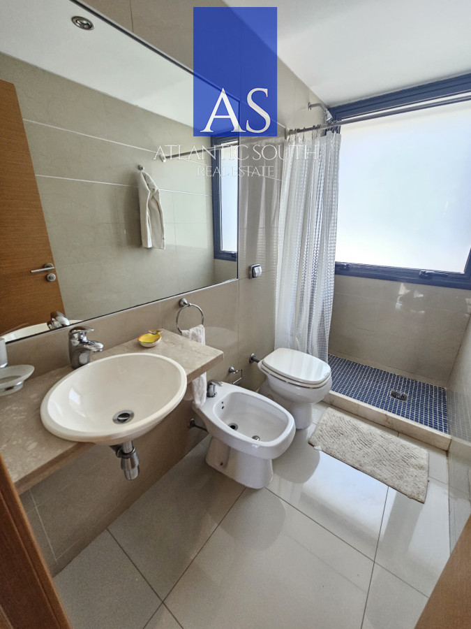 Apartamento ID.4212 - Oportunidad apartamento 2 dormitorios torre de categoría terraza garage Playa BRava Punta del Este