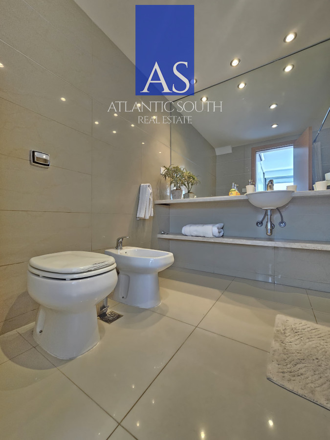 Apartamento ID.4212 - Oportunidad apartamento 2 dormitorios torre de categoría terraza garage Playa BRava Punta del Este