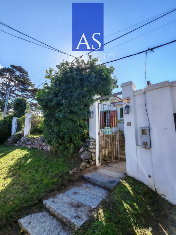 Casa 3 dormitorios con jardín próxima al mar Playa Mansa Punta del este