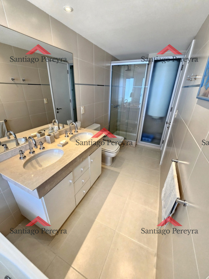 Apartamento ID.16758 - Hermoso apartamento en playa mansa de 2 dormitorios y dependencia