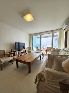 Hermoso apartamento en playa mansa de 2 dormitorios y dependencia