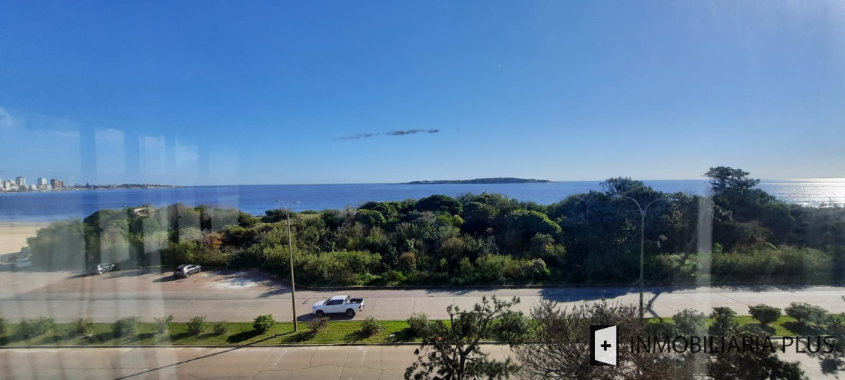 Apartamento ID.870 - Venta de Apartamento en Playa Mansa Frente al Mar de Punta del Este con 2 Dormitorios 2 Baños