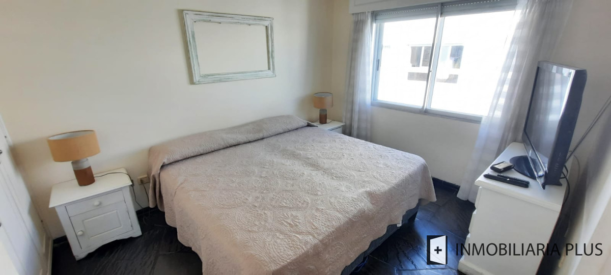 Apartamento ID.870 - Venta de Apartamento en Playa Mansa Frente al Mar de Punta del Este con 2 Dormitorios 2 Baños