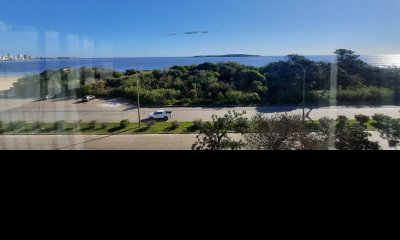 Venta de Apartamento en Playa Mansa Frente al Mar de Punta del Este con 2 Dormitorios 2 Baños