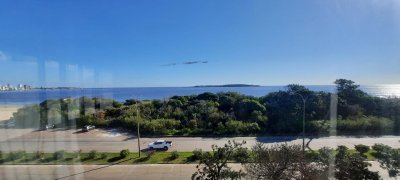  Venta de Apartamento en Playa Mansa Frente al Mar de Punta del Este con 2 Dormitorios 2 Baños