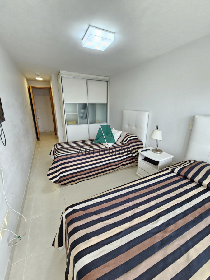 Apartamento ID.353 - **Tu Refugio en la Mansa: Elegancia y Confort en Punta del Este**