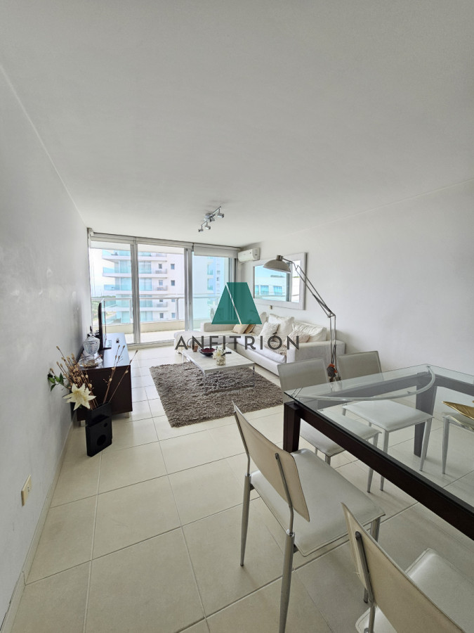 Apartamento ID.353 - **Tu Refugio en la Mansa: Elegancia y Confort en Punta del Este**