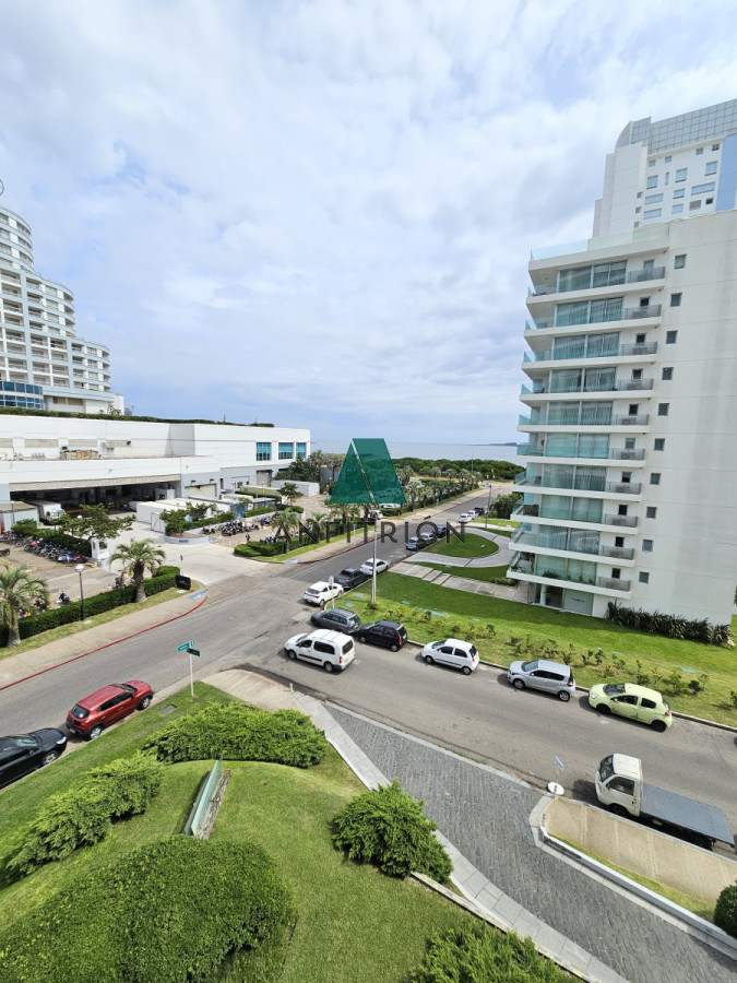 Apartamento ID.353 - **Tu Refugio en la Mansa: Elegancia y Confort en Punta del Este**