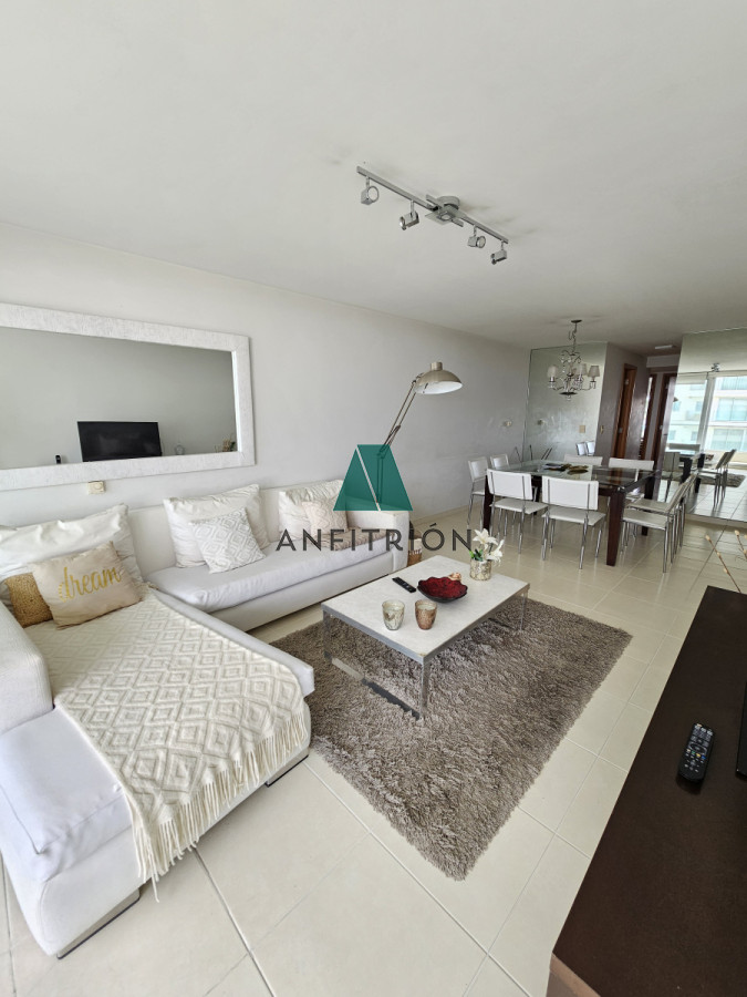 Apartamento ID.353 - **Tu Refugio en la Mansa: Elegancia y Confort en Punta del Este**