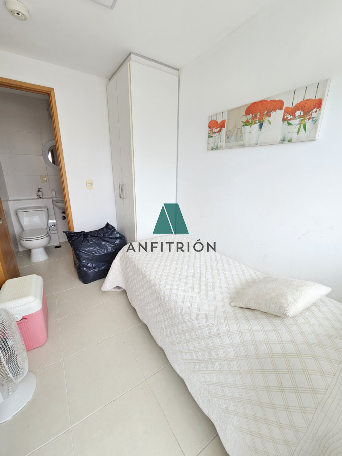 Apartamento ID.353 - **Tu Refugio en la Mansa: Elegancia y Confort en Punta del Este**