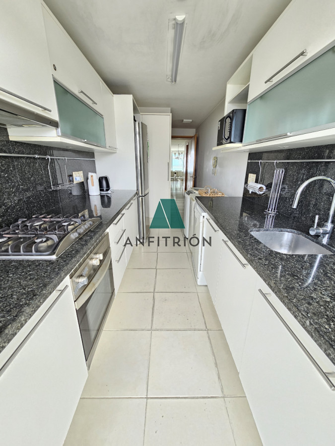 Apartamento ID.353 - **Tu Refugio en la Mansa: Elegancia y Confort en Punta del Este**