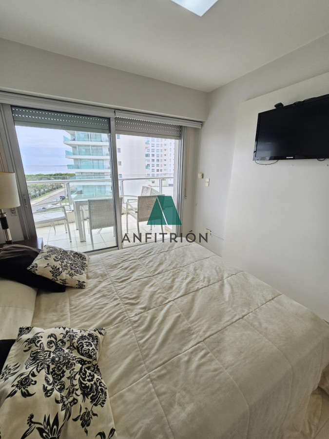 Apartamento ID.353 - **Tu Refugio en la Mansa: Elegancia y Confort en Punta del Este**