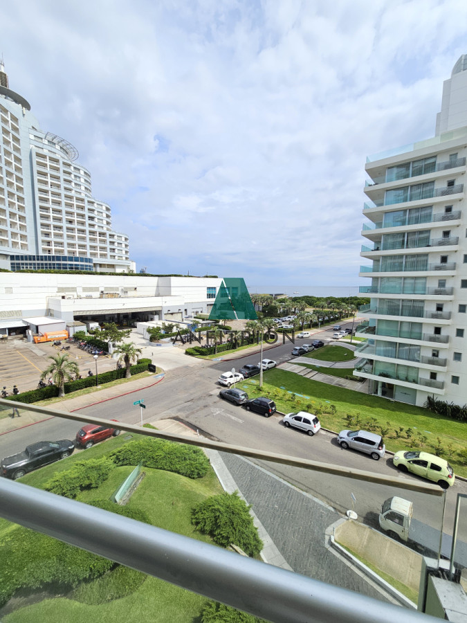 Apartamento ID.353 - **Tu Refugio en la Mansa: Elegancia y Confort en Punta del Este**