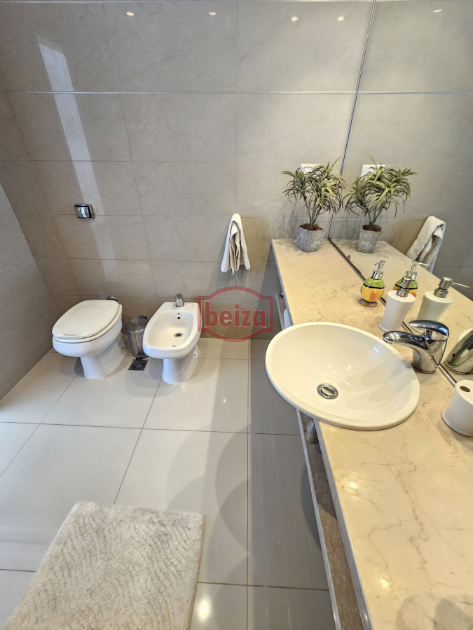 Apartamento ID.165986/Apartamento-en-VENTA,-3-dormitorios,-2-baños,-reciclado. - Venta departamento punta del este 