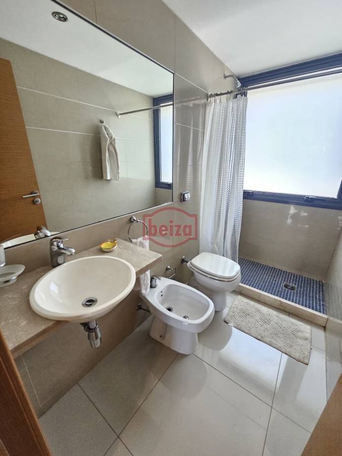 Apartamento ID.165986/Apartamento-en-VENTA,-3-dormitorios,-2-baños,-reciclado. - Venta departamento punta del este 