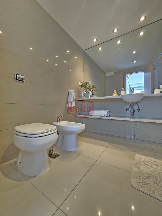 Apartamento ID.165986/Apartamento-en-VENTA,-3-dormitorios,-2-baños,-reciclado. - Venta departamento punta del este 