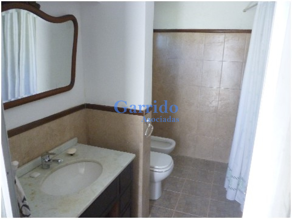 Casa ID.1784 - Vendo excelente chalet , a 50 mtrs del mar