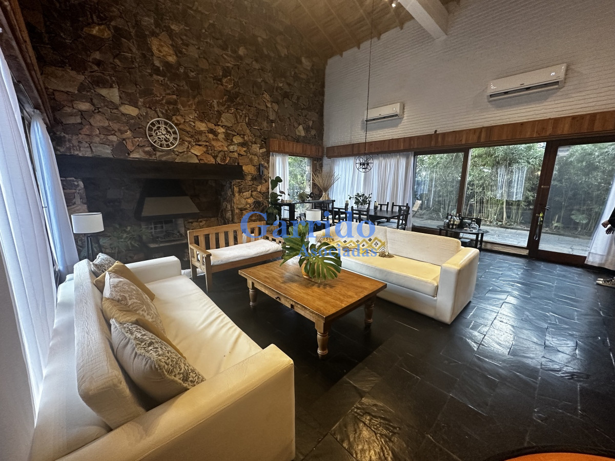 Casa ID.3386 - VENDO casa anual