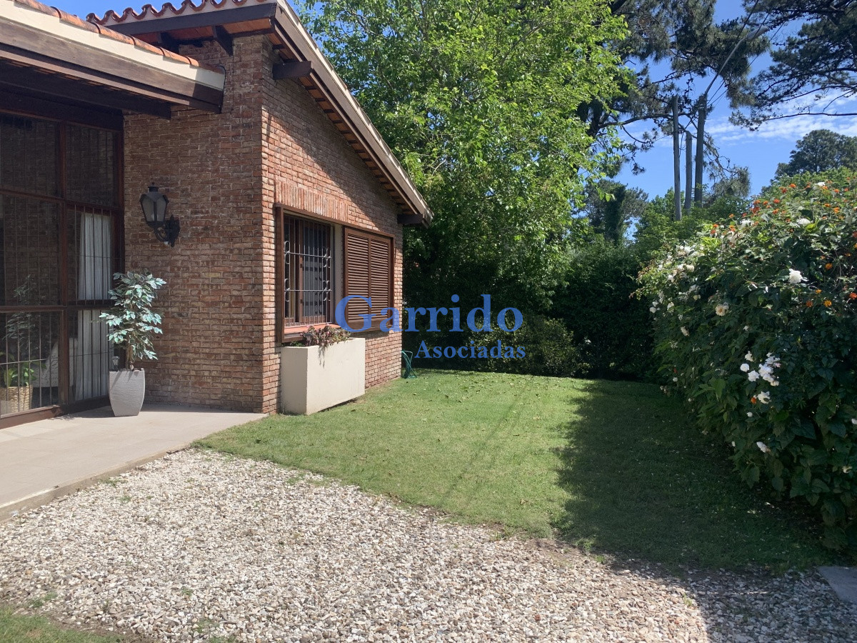 Casa ID.2104 - Casa de 3 dormitorios en Cantegril .