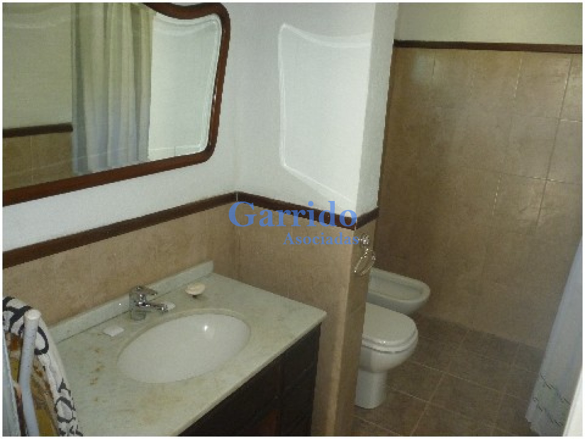 Casa ID.1784 - Vendo excelente chalet , a 50 mtrs del mar