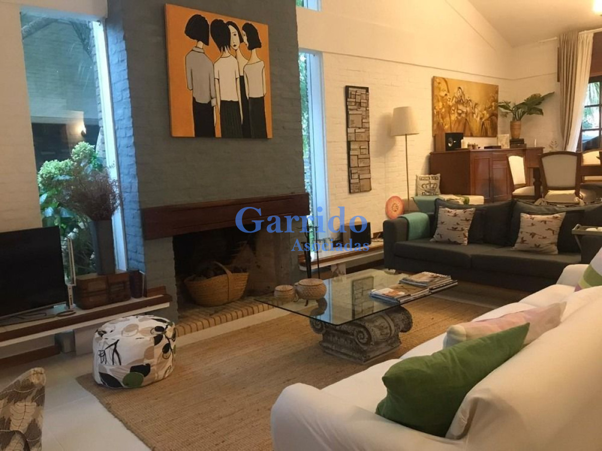 Casa ID.3091 - Chalet De 4 Dorm 3 Baños Parrillero , Hermoso Jardín.