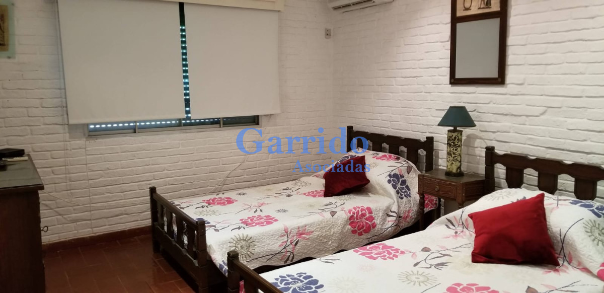 Casa ID.1784 - Vendo excelente chalet , a 50 mtrs del mar