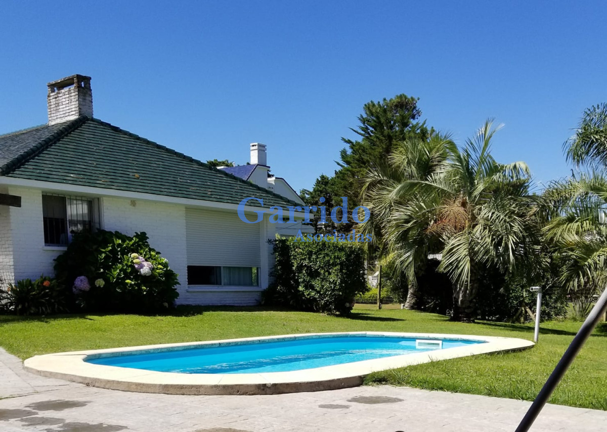 Casa ID.1784 - Vendo excelente chalet , a 50 mtrs del mar