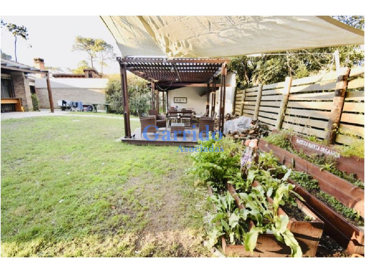 Casa ID.2104 - Casa de 3 dormitorios en Cantegril .