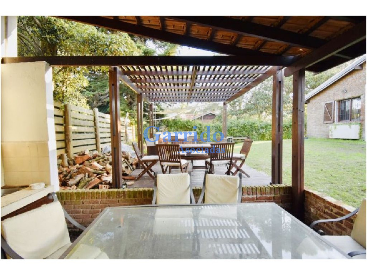 Casa ID.2104 - Casa de 3 dormitorios en Cantegril .