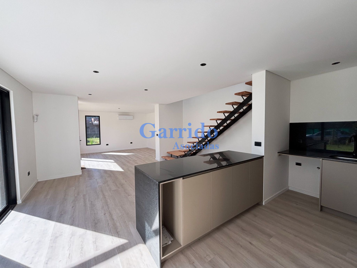 Casa ID.3733 - Chalet  a estrenar , barrio Córdoba 