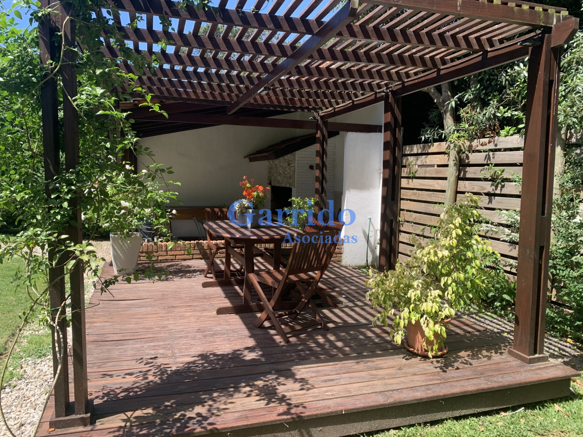 Casa ID.2104 - Casa de 3 dormitorios en Cantegril .