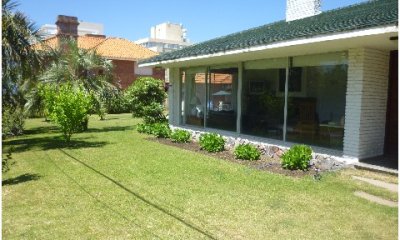 Vendo excelente chalet , a 50 mtrs del mar