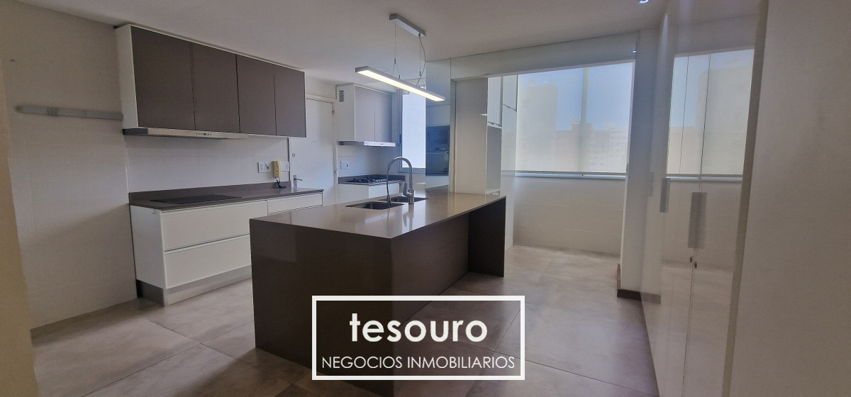 Apartamento ID.3893 - Alquiler Apartamento 3 Dormitorios y Servicio en Pocitos