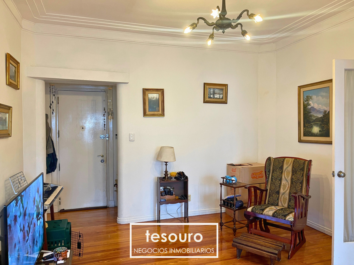 Apartamento ID.4617 - VENTA APARTAMENTO DE 2 DORMITORIOS Y SERVICIO EN CENTRO 