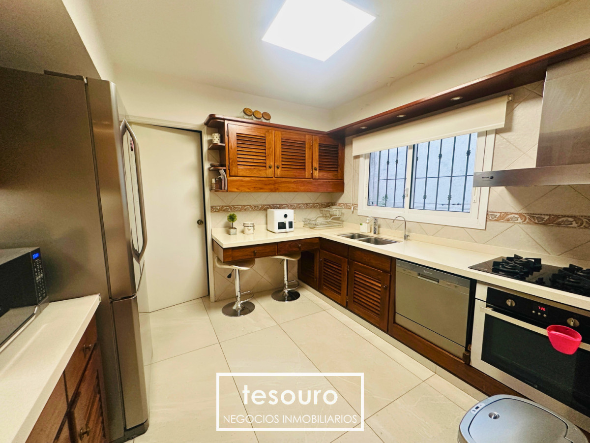 Apartamento ID.5681 - ALQUILER APARTAMENTO DE 3 DORMITORIOS Y SERVICIO EN POCITOS