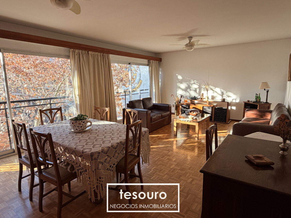 Apartamento ID.5677 - Venta de apartamento 3 dormitorios y servicio en centro